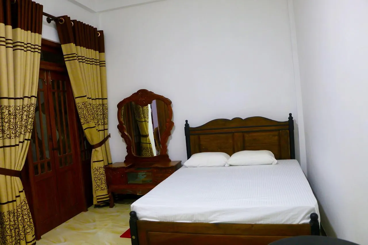 הקונטקטים של Little Nest Hanthana